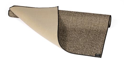 Le tapis a une surface anti-salissures et un support en latex Salon Kirami FinVision®