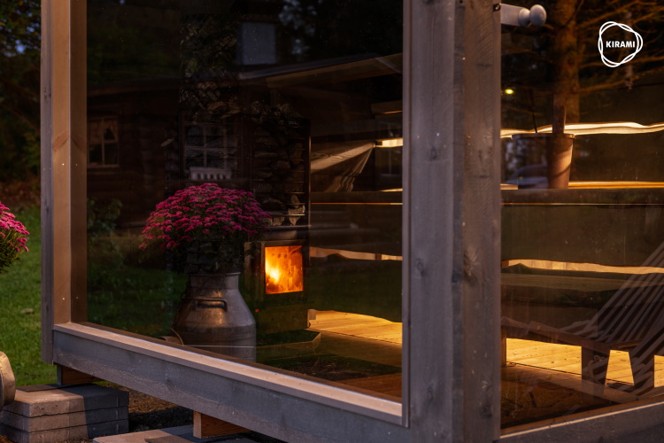 La large baie vitrée du sauna FinVision de Kirami vous permet d'admirer le paysage pendant que vous prenez votre sauna | Kirami