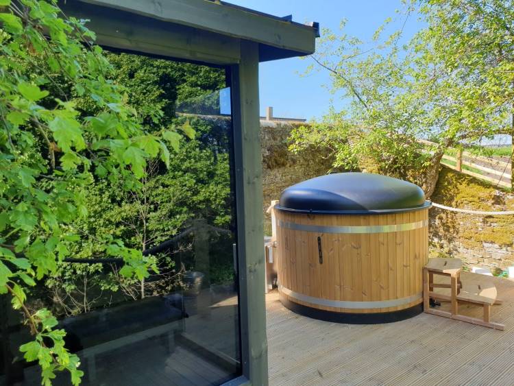 Photo: Wood Fired Hot Tubs by The Log Company | La combinaison du sauna et du bain nordique | Kirami