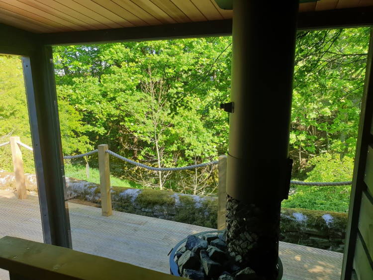 Nettoyez la baie vitrée avec un chiffon doux et un produit pour vitre | Le sauna FinVision de Kirami