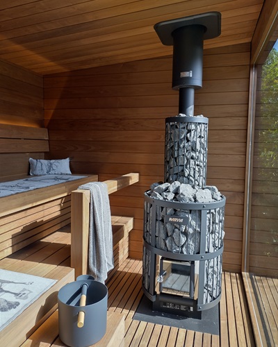 Une bonne journée commence par un café italien et se termine par un sauna dans le jardin !