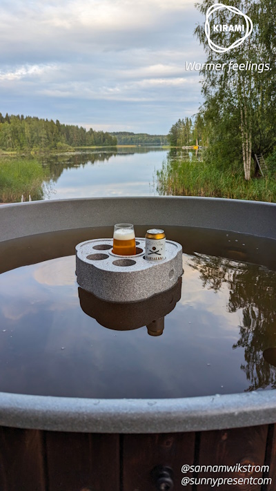 En surface, l'eau du bain nordique et l’eau du lac sont presque indissociables | Kirami - Warmer feelings.