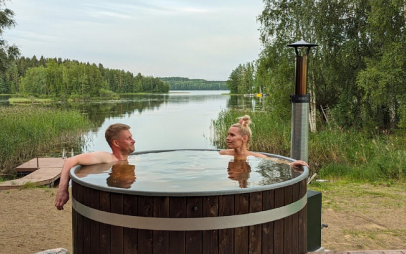 Kirami | Sanna Wikström et Valtteri Heiskanen, les forces vives de la marque de bien-être « Hidasta elämää », prennent du bon temps dans un bain nordique Kirami.