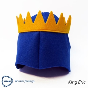 Kirami Tubhat King Eric - Une couronne jaune sur un bonnet de sauna bleu.