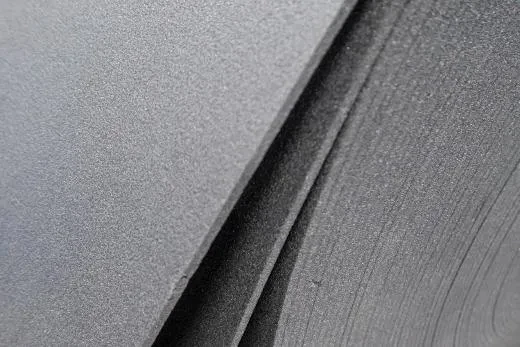 Une isolation supplémentaire peut être ajoutée entre la coque et les panneaux.