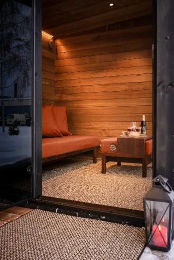 Des moments agréables sur le canapé Kirami FinVision®, les jambes étendues sur le repose-pieds