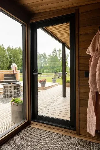 Les grandes fenêtres du lounge vous mettent en contact avec la nature | Kirami FinVision® – lounge M Misty.