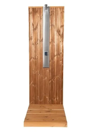 Une douche rafraîchissante à l’abri des regards grâce au mur de la douche de jardin Kirami FinVision®