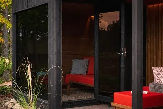 Le design moderne et le confort du lounge en font un lieu idéal pour passer des moments privilégiés entre amis ou en famille | Kirami FinVision® – lounge M Misty