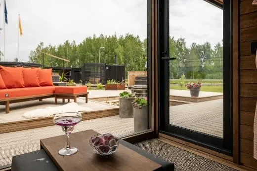 Les grandes fenêtres du lounge rapprochent la nature de vous | Kirami FinVision® – lounge M Misty.