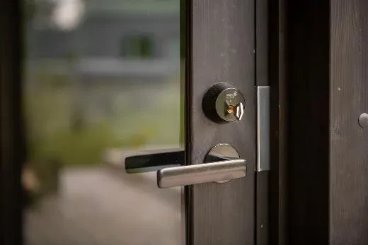 La porte du vestiaire peut être verrouillée.