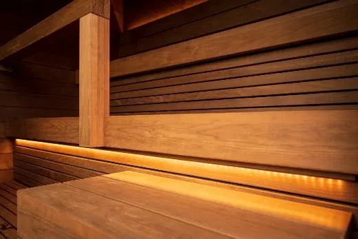 Kirami FinVision® -sauna M Misty - les bancs sont faciles à soulever pour le nettoyage.
