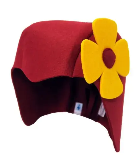 Kirami Tubhat Lady Marie - Tel une cerise sur un gâteau, ce bonnet de sauna rouge flamboyant est décoré d’une magnifique fleur jaune.