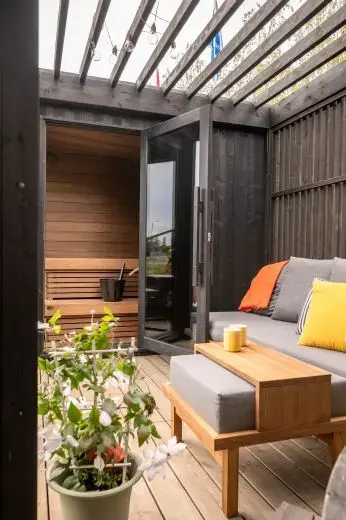 Kirami FinVision® -pergola Misty, agrémentée d’un canapé.