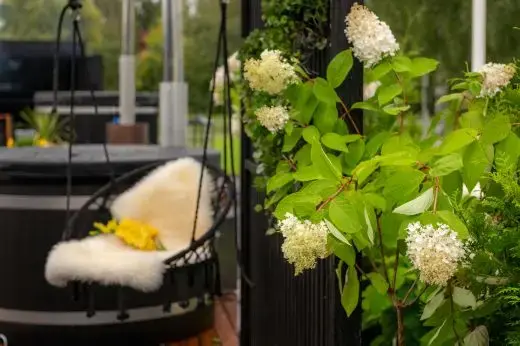 Kirami FinVision® -pergola Misty, agrémentée d’un canapé.